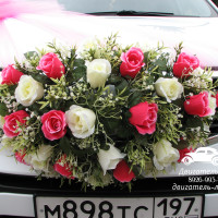 свадебная цветочная композиция на решетку радиатора малиново-белые розы